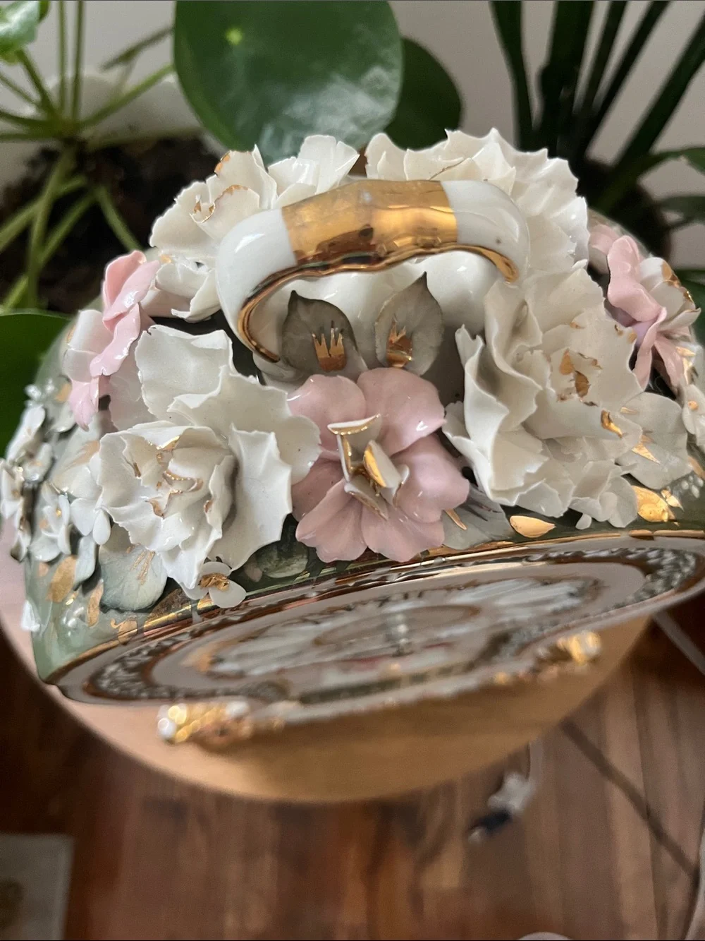Flower-covered Porcelain Clock